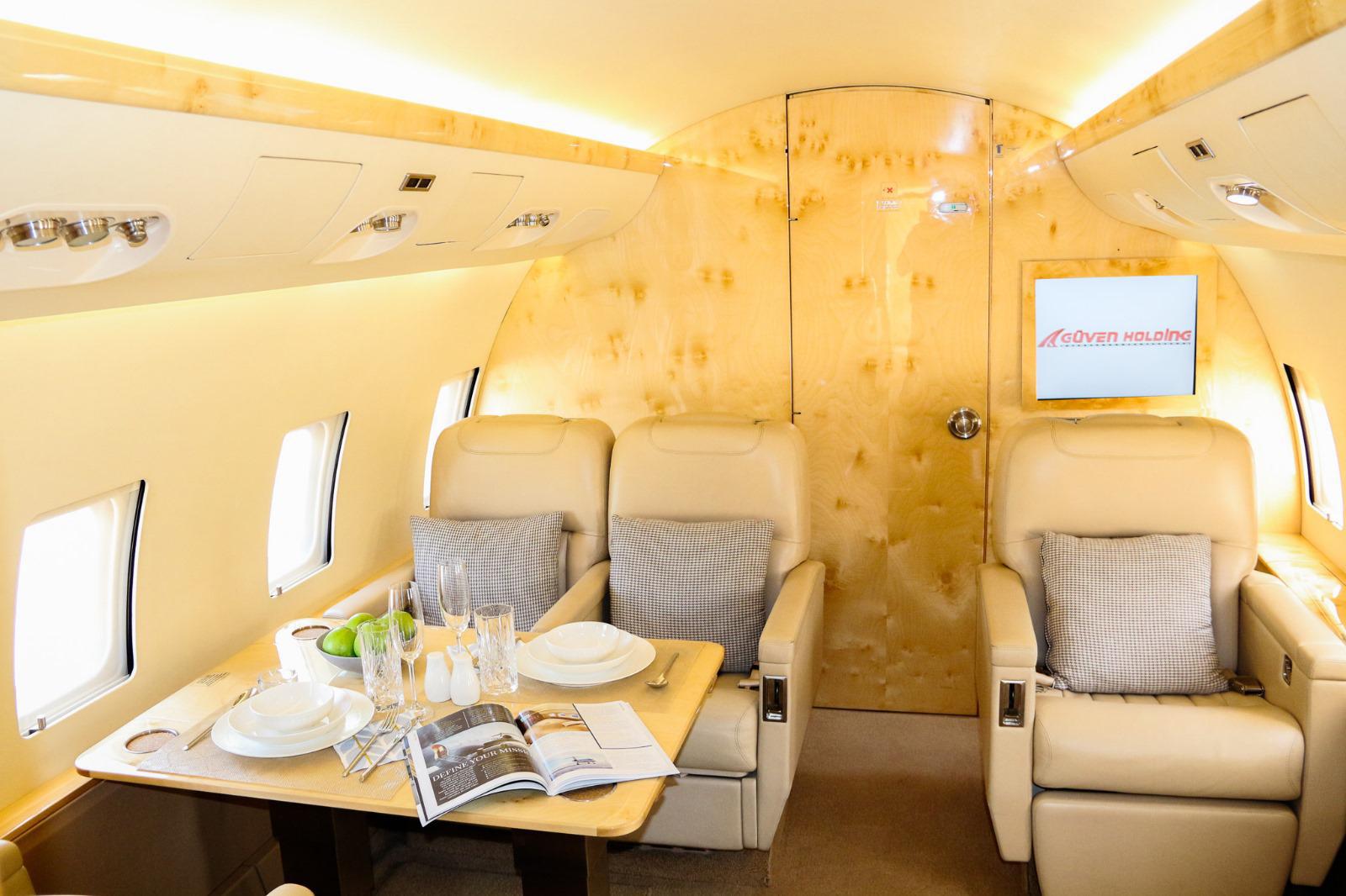Challenger 850 dining area